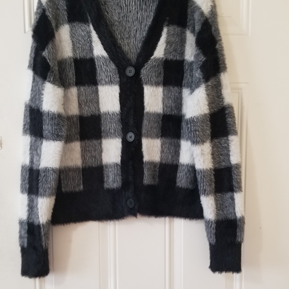 Bella Dahl Sweater Cardigan In White and Black Plaid - Picture 11 of 13